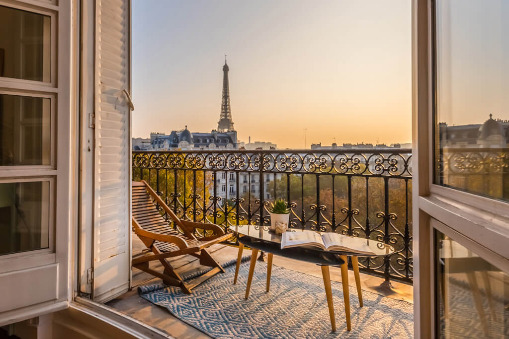 Varanda de um apartamento em Paris com vista para a torre Eiffel