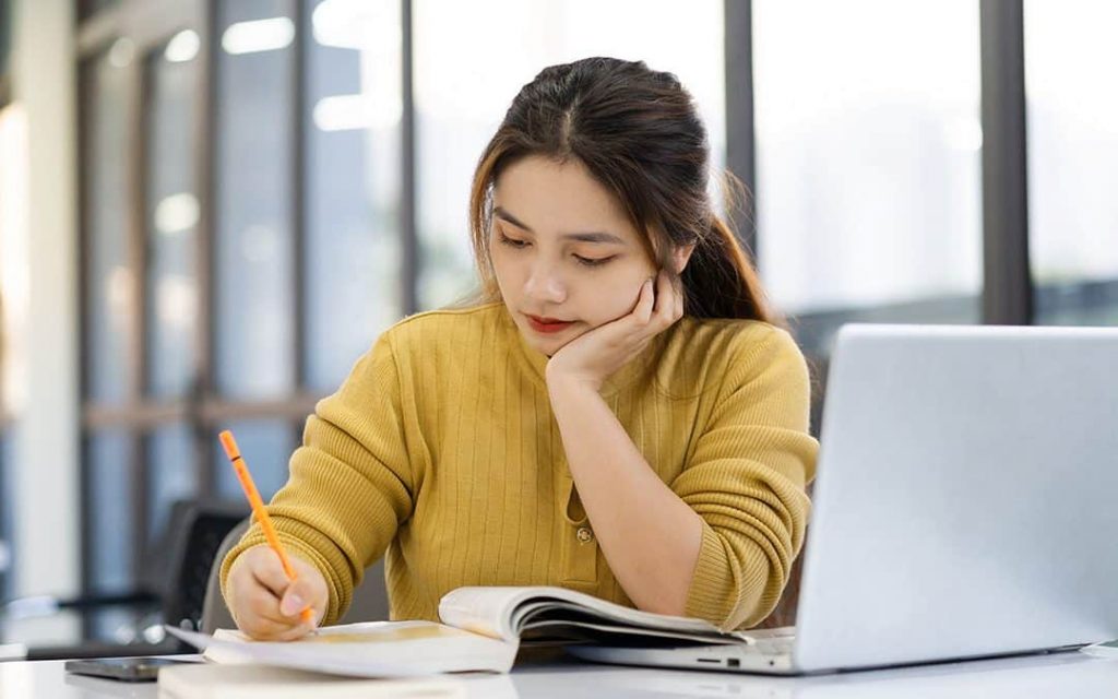 Mulher estudando na frente do computador | Curso pathway