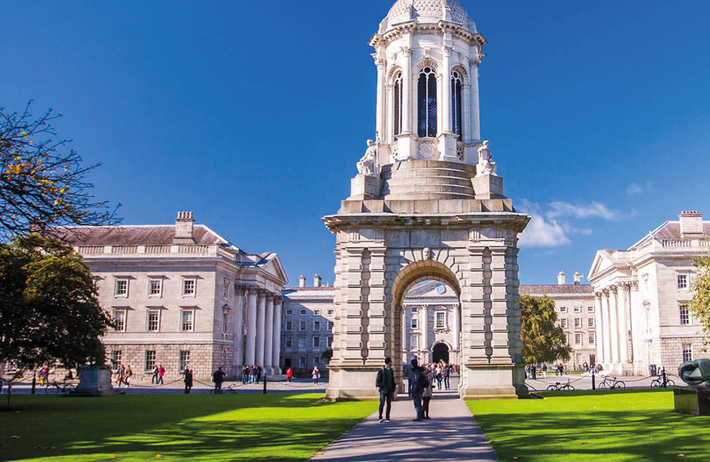 Universidade irlandesa com estudantes na fachada | Inglês acadêmico