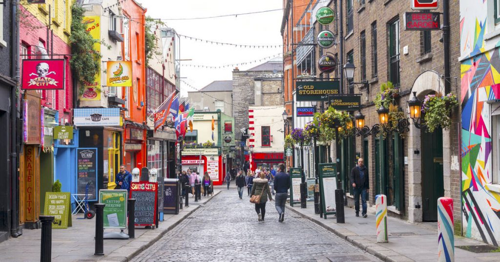 Rua na Irlanda repleta de pubs e restaurantes | Estudo e trabalho no exterior