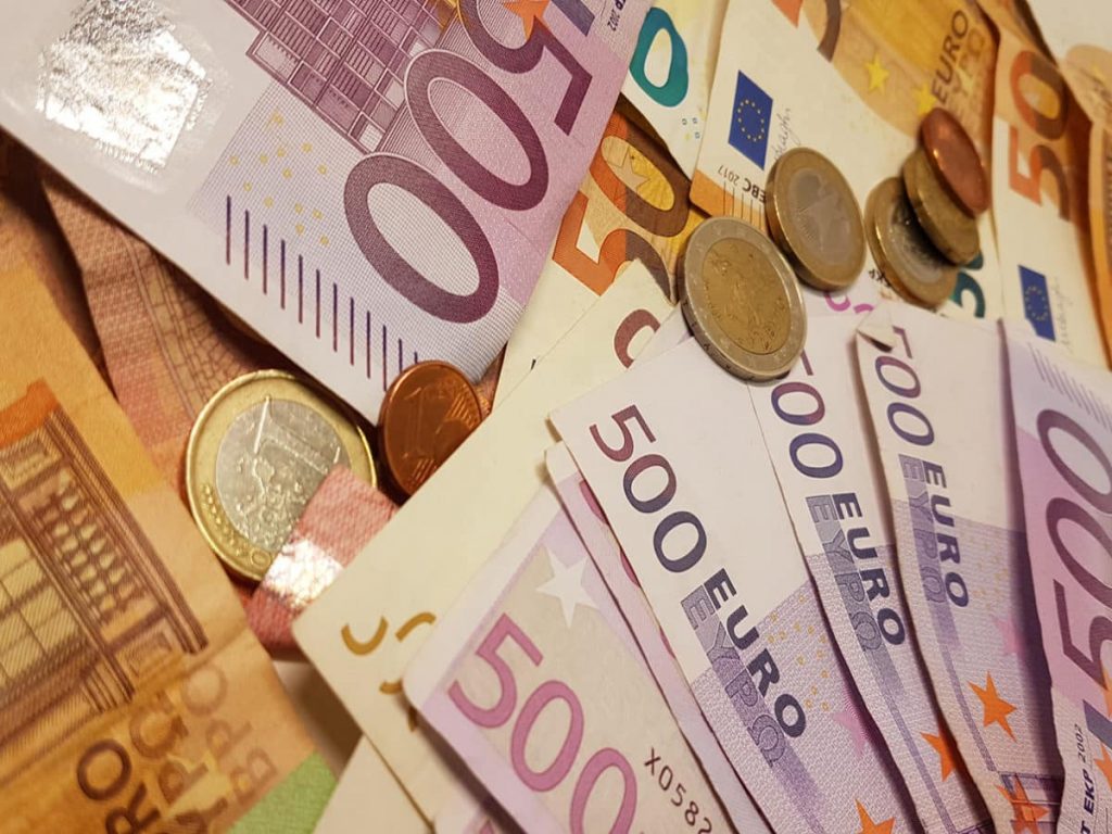 Euros dispostos sobre uma mesa | Planejamento de intercâmbio