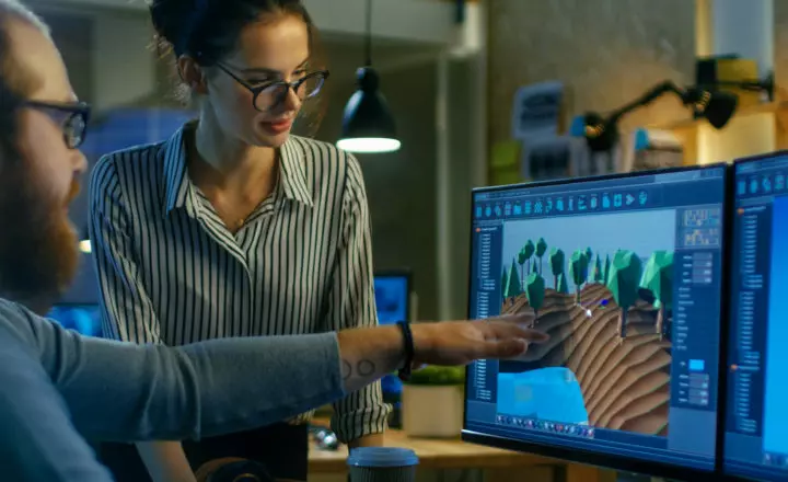 Pessoas conversando em frente a tela de computador | Estudar em Orlando