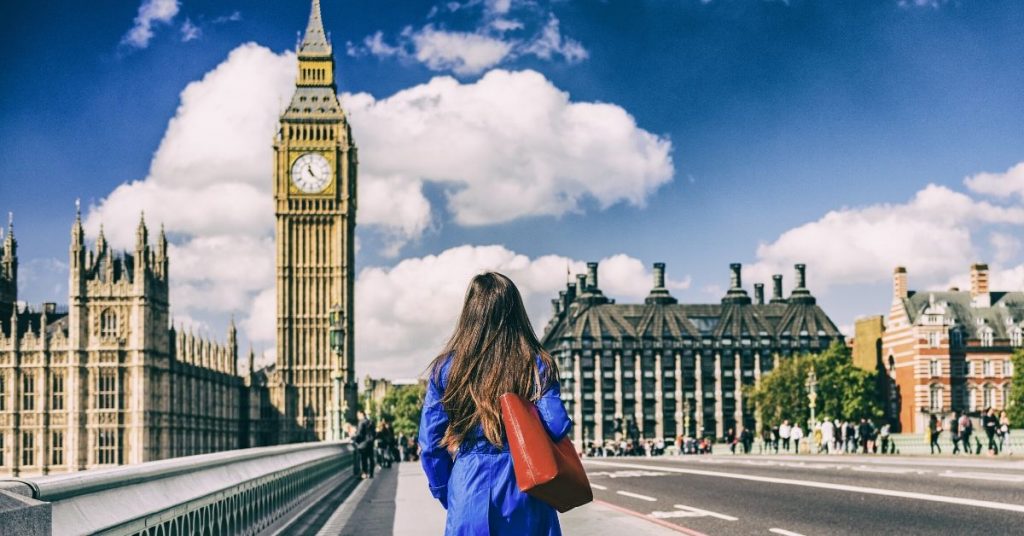 Estudante internacional em Londres admirando o Big Ben | Bolsa de estudos no exterior