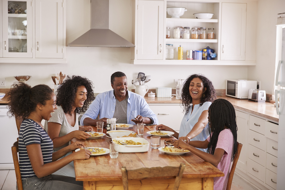 Família reunida à mesa. Casa de família para estudantes internacionais | Acomodação no Intercâmbio