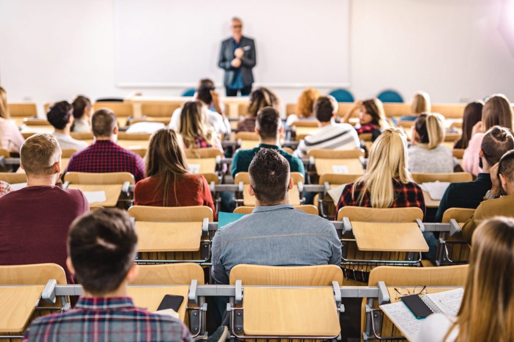 Sala de aula de alunos de ensino superior | MBA no exterior