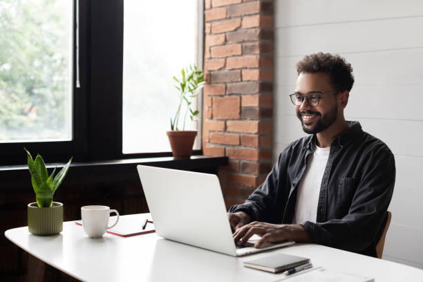 Homem na frente do computador | MBA do exterior