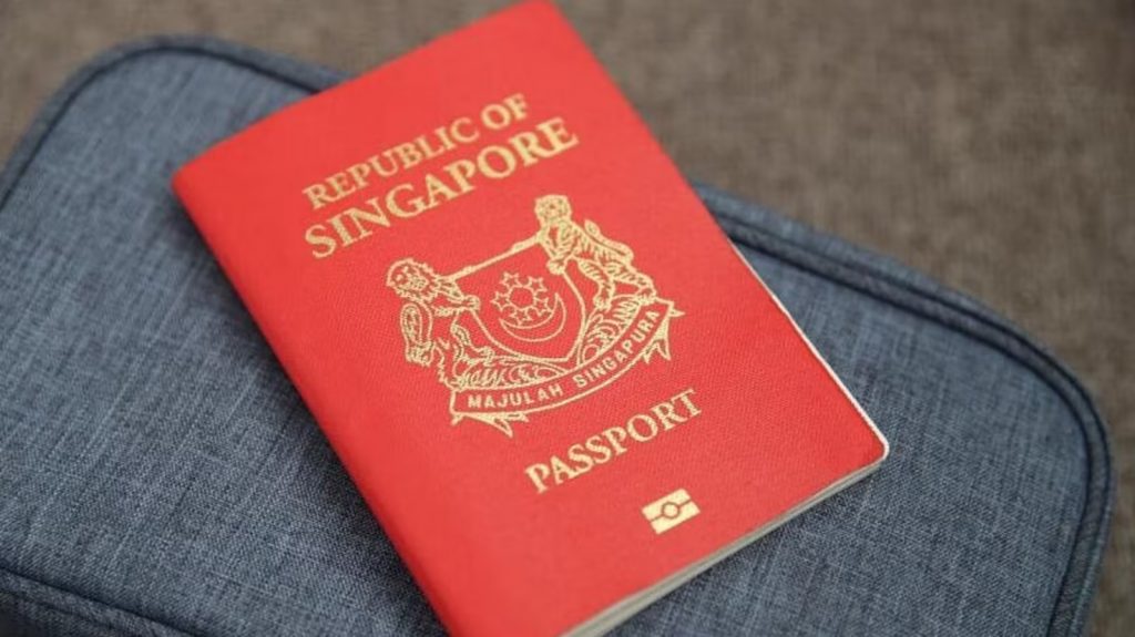 Passaporte de Singapura sobre uma mochila | Melhores passaportes do mundo