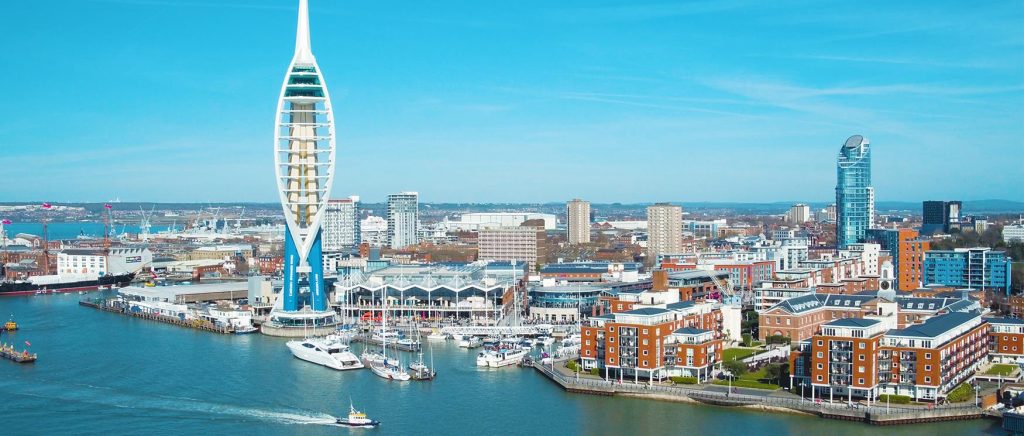 Visão panorâmica de Portsmouth, com a Spinnaker Tower em destaque