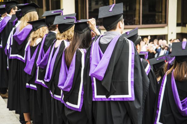 Formandos da universidade vestidos para a graduação